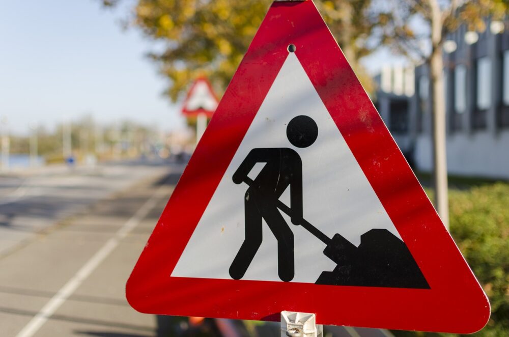 road-work-1148205_1280