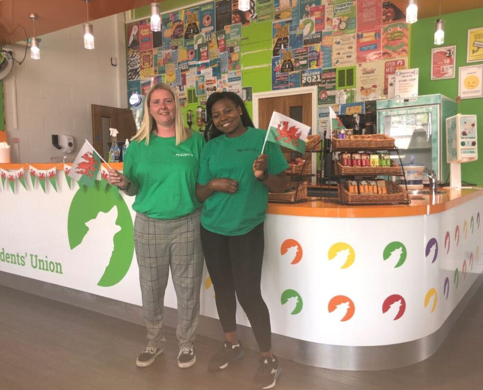 2 Naomi Horne SU Lounge supervisor with Verlaine Nsingi sports school rep (003)