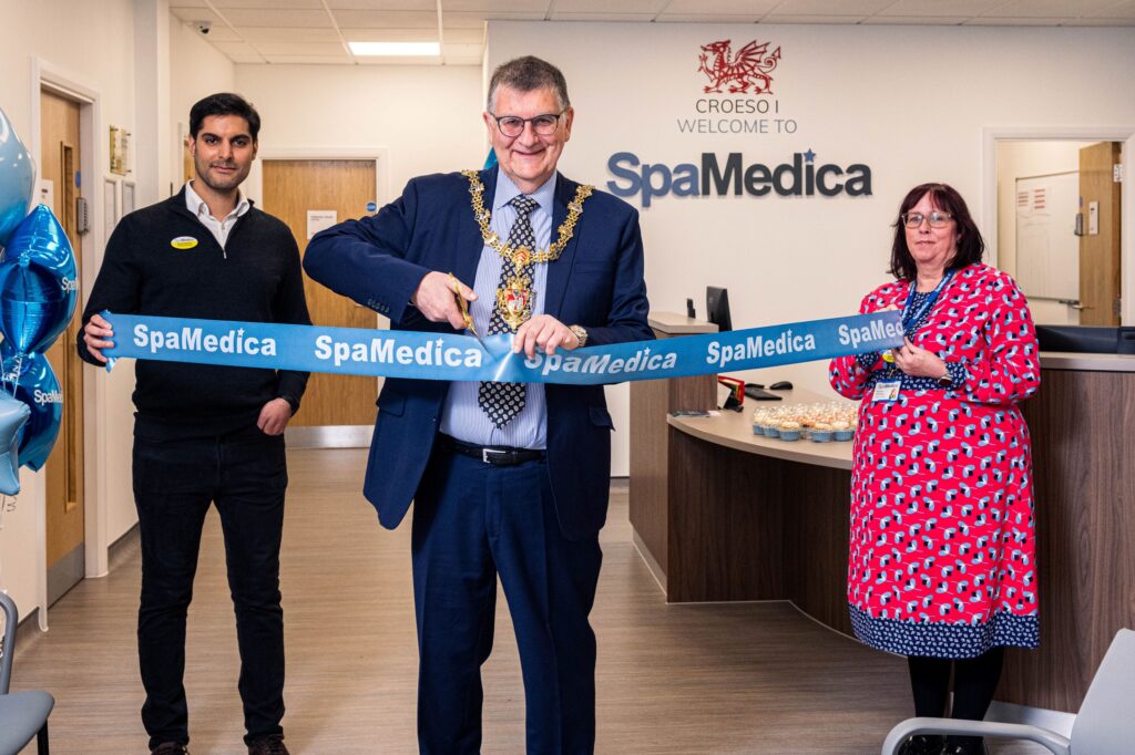 Lord-Mayor-of-Swansea-cuts-the-ribbon-at-new-SpaMedica-hospital-1