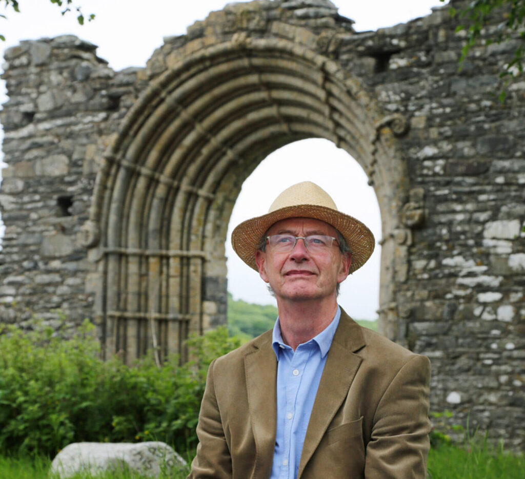 Yr Athro Dafydd Johnston yn Ystrad Fflur. 2022
