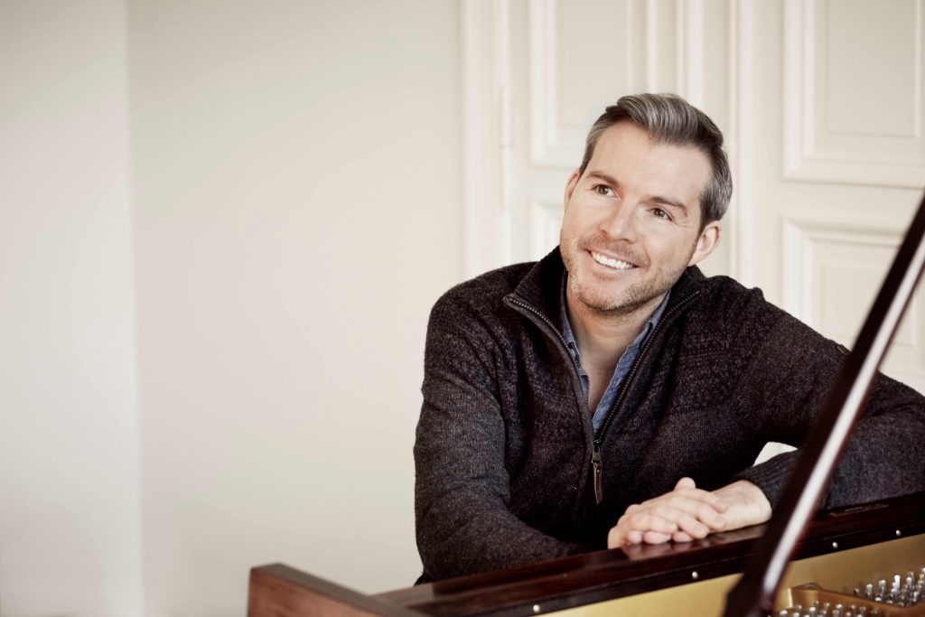 Gwilym_Simcock_at_his_piano_hires