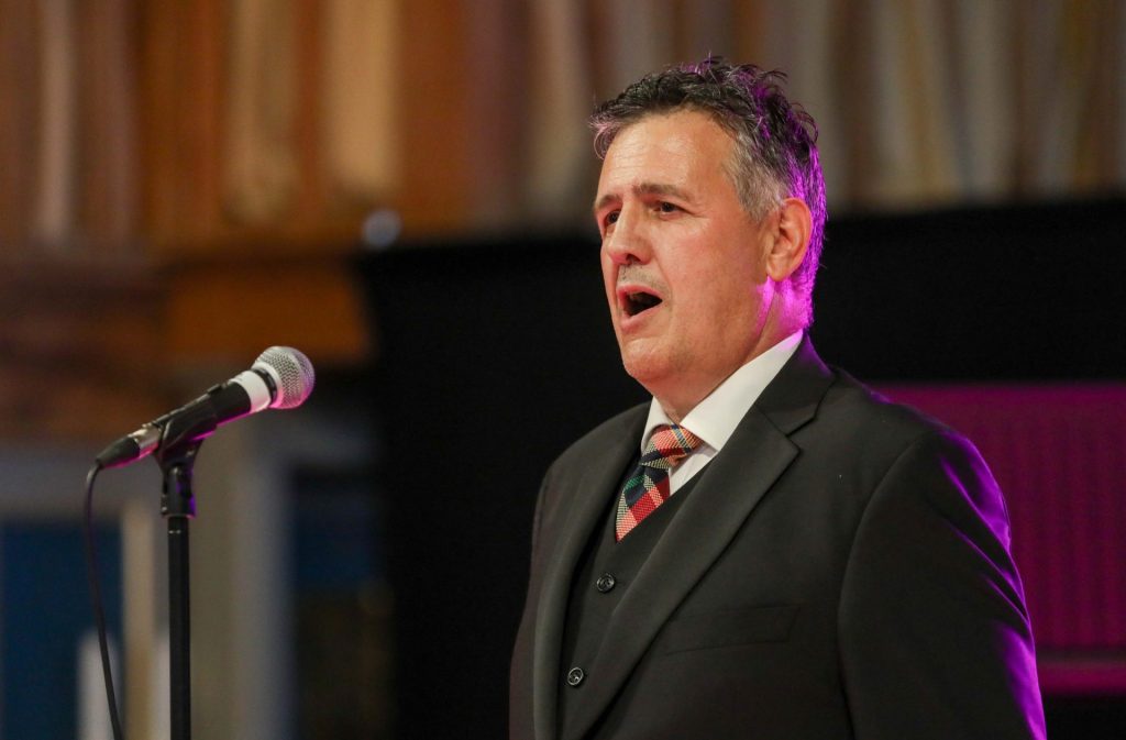 Rhys Meirion singing-3