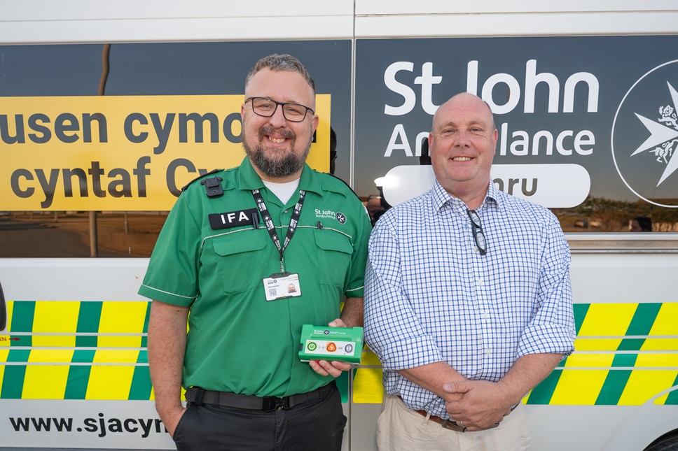 Ynys Môn Divisional Manager Simon Roberts with St John Ambulance Cymru Chief Executive Richard Lee