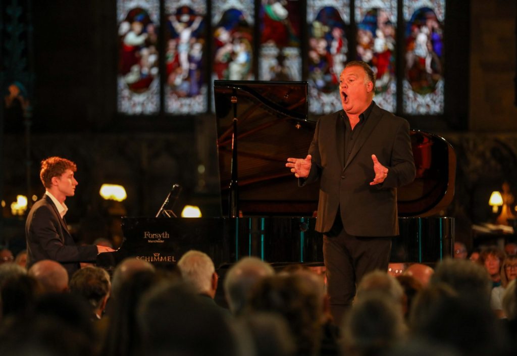 Sir Bryn Terfel singing-4
